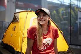 Die wahl fiel auf den kletterkurs im ferienprogramm der stadt haag, und nach den ersten metern in der vertikalen war es um jessica pilz geschehen. Kletter Weltmeisterin Jessica Pilz Boulderhallen Spriessen Wie Schwammerl