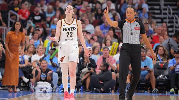 Caitlin Clark questioning an officiating call, do AI tạo