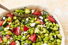 Risotto con fave fresche pecorino e menta. La Ricetta Dell Insalata Di Fave Crude Con Pomodori E Feta Un Piatto Leggero