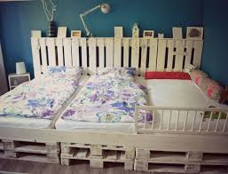 Betten sind unter den palettenmöbeln besonders beliebt und es gibt zahlreiche varianten, wie das palettenbett gestaltet werden kann. Tannis Welt Diy Bauanleitung Fur Unser Familienbett Aus Europaletten