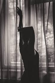 Black And White Photoshoot At Home Sentiments Noires Et Blanches Black And White Feelings Portrait Photography Poses Photography Ideas At Home Photography Poses