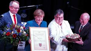 David safier, 1966 geboren, zählt zu den erfolgreichsten autoren der letzten jahre. Angela Merkel Klassentreffen In Der Uckermark Politik Sz De