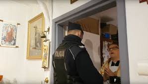 Memy z lechem wałęsą były szczególnie popularne po tym, jak były prezydent napisał na facebooku, że to on zainspirował donalda trumpa do startu w wyborach prezydenckich. Policja Weszla Na Msze W Poznaniu I Wyniosla Ksiedza Zobacz Nagranie Z Interwencji W Czasie Mszy Ktora Odprawiono 19 Pazdziernika Polska Times