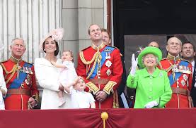 To parents the duke and duchess of york. Prinz Charles Herzogin Kate Und Prinz William Mit Ihren Kindern Charlotte Und George Queen Elizabeth Ii Und Prinz Philip Sowie Im Hintergrund Prinz Harry Beobachten Die Militarjets Der Royal Air Force Die