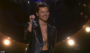Watch harry styles eat a banana, catch a bra during one direction's croke park concert. Twhn2pyyb2oawm