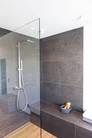 Wer seinem badezimmer einen einzigartigen look verleihen möchte, der kann mit diesem einen material auf nummer sicher gehen: Bad Neubau Mit Naturstein Und Holzoptik In Floss Fliesen Naturstein Design Fliesenlegermeister Klaus Meissner