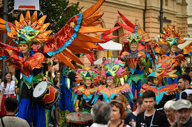 Festivalul internațional de teatru de la sibiu (fits) este unul dintre cele mai importante festivaluri de teatru și artele spectacolului din lume, fiind al treilea ca mărime în europa, după festivalul de la avignon și edinburgh international festival. Festivalul International De Teatru Sibiu 2018