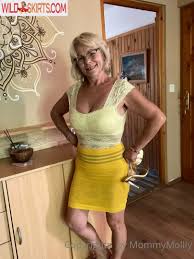 24 hot photos by Mommymolly (known as @mommymollly)