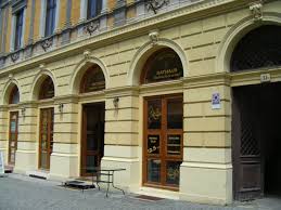 Personalitate complexă, acesta a acordat o importanţă deosebită şi dezvoltării economice a transilvaniei;a înfiinţat comisia comercială şi asociaţia agricolă (se pare că primii cartofi din românia au fost cultivaţi pe terenurile moşiei sale de. Strada Samuel Von Brukenthal Nr 2 4 Sibiu Bistro Rathaus Unofficial Tourist Guide For Sibiu Romania