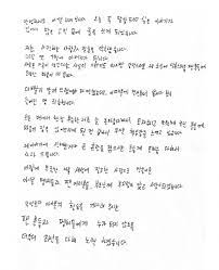 검은 배경에 고립 된 채워진 음악 축제 컬렉션에서 콘돔 아이콘. Qlts5qun1plu5m