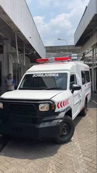 Ambulance Toyota Hilux Rangga melintas medan terpencil