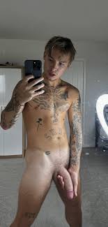 Icecube: ink3dlad, set 4: Selfie II