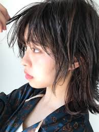 ウルフブーム再来 流行りの 令和ウルフ は女っぽさがキー bangs バングス ヘアスタイリング ミディアムロング ハンサムショート