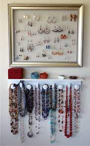 Le Porte Bijoux Mural Une Deco Pratique Et Belle Archzine Fr Porte Bijoux Mural Organisateur De Bijoux Diy Presentoir Bijoux