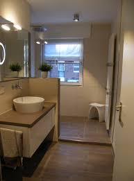 Mit Naturlicher Optik Begehbarer Dusche Und Geradlinigem Design Ladt Das Bad Zum Verweilen Ein Dusche Begehbare Dusche Gemauerte Dusche