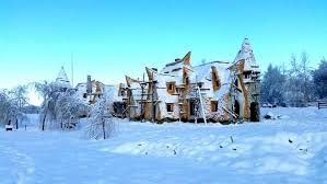 Vă invităm să descoperiți povestea. Un Bucurestean A Ridicat Un Castel Din Lut In JudeÅ£ul Sibiu Si CautÄ Un Partener Pentru