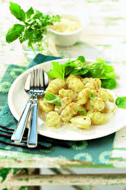 Incorporez d'abord la moitié de la farine et ensuite le reste peu à peu. Gnocchis De Pommes De Terre La Recette Pas A Pas Marie Claire