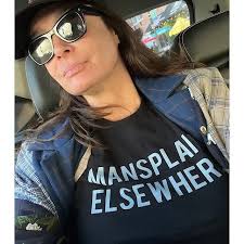 في آخر حلقاتنا، يصف @profgalloway علامة مارجوري تايلور جرين إلى  @karaswisher بأنها: "نوع المرأة التي ستعيد الدجاج المشوي إلى كوستكو" بعد  تناول نصفه.