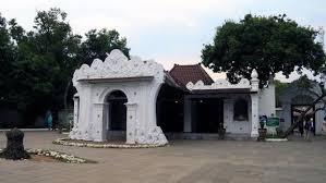 Hal ini kerana bangsa manchu adalah penganut buddha yang. 10 Kerajaan Islam Pertama Di Indonesia Dan Jejak Peninggalan
