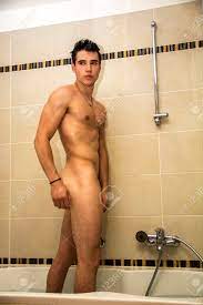 Hombres desnudos en la ducha