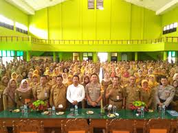 Berdasarkan dengan surat gubernur tingkat dua no.23/dki/ii/018 tentang penetapan waktu pelaksanaan wisuda dengan ini kami beritahukan bahwa dalam hubungannya dengan kegiatan. Dinas Pendidikan Kabupaten Bojonegoro