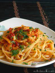 Uniamo ai calamari le zucchine ed i pomodorini, saliamo e lasciamo cuocere a fuoco allegro, mescolando spesso, per tutto il tempo di cottura della pasta. Linguine Con Calamari E Pomodori Freschi Ricettesfiziosedirosaria