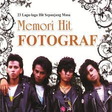 Lagu nyanyian asal kumpulan fotograf yang menjadi juara kategori rock di anugerah juara lagu '92 dan dinyanyikan semula oleh azmani untuk album kompilasi. Di Alam Fana Cinta Song By Fotograf Spotify