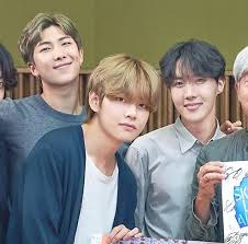 Conteúdo • 1 memopad (10x10cm com 50 folhas) • 1 kit de 8 adesivos • 1 chaveiro de acrílico • 20 . Thread By Jhopeternal No Cause Why Namjoon Always So Gentle To Hobi Manner Pose Manner