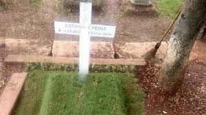 Area universal ini juga merupakan lahan makam bagi semua agama dan beberapa keyakinan lainnya, tetapi tidak bisa untuk kuburan agama muslim yang mewajibkan arah kuburannya mengarah ke kiblat. Karen Pooroe Perlihatkan Kayu Salib Di Makam Putrinya Bersinar Tempo Co Line Today