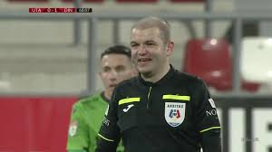 Watch shkodran mustafi's funny moment with referee craig pawson. Rislith6oykm1m