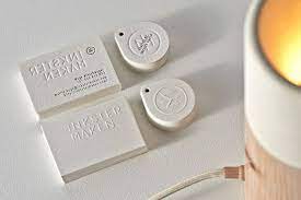 Guinness business cards produced on 24pt black suede with registered foil embossing. 29 Lindas Tarjetas De Presentacion Para Los Que Buscan Algo Fuera De Lo Comun Embossed Business Cards Stunning Business Cards Business Card Minimalist