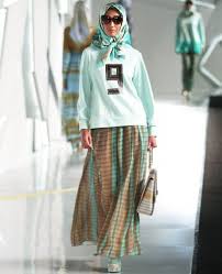 Model baju dinas ini terdiri dari kemeja lengan pendek warna khaki dengan lidah bahu, celana panjang warna khaki, ikat pinggang,kaos kaki, dan sepatu hitam. Tips Tampil Syari Dan Sopan Namun Tetap Modis Dengan Busana Muslimah Kantor 2018