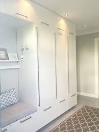 Beaucoup De Rangements Dans L Entree D Un Appartement Ou D Une Maison Http Www M Habitat Fr Petit Rangement Entree Maison Meuble Entree Idee Hall D Entree