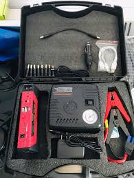Jumper Starter + Compresor de Aire 68,800 mAh (Modelo Electra)  Características: •Carga todo tipo de dispositivo •Arranca baterías de  vehículos •Infla neumáticos ¡Todo esto por solo $4,000 pesos!