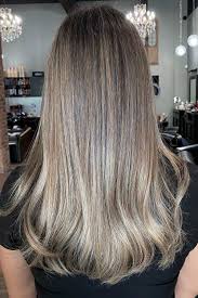In this case you achieve a dramatic transition of colors, only if you go for a reverse ombre or darken your roots previously. Black And Blonde Hair Looks To Acquire When The Next Season Hits