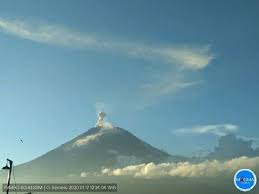 Pada 17 april 2020, semeru erupsi melontarkan awan panas hingga 2 km. Gunung Semeru Semburkan Awan Panas Pvmbg Sebut Ada Potensi Erupsi Menerus Pikiran Rakyat Com