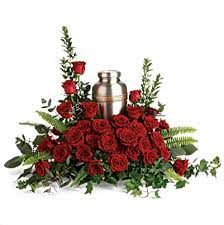 Funeral flowers designed to complement an urn for the deceased who has been cremated. Fuf 05 Tribute Funeral Urn Flowers Tfs Funeral Flowers Singapore