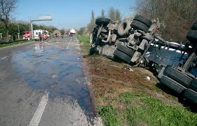 Ukraiński autokar z 57 osobami na pokładzie przebił bariery na autostradzie a4 pod przemyślem i runął z nasypu i przewrócił się na bok. Niemcy Wypadek Autokaru 49 Rannych