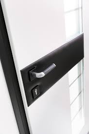 Porte Blanche Au Cadre Noir Design Noir Et Blanc Deco Noir Et Blanc Moderne