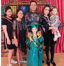 .baju toga wisuda seluruh daerah indonesia. 35 Ide Baju Untuk Menghadiri Wisuda Anak Kuliah Cerita Wisuda