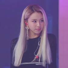 Celebrity colorist denis de souza breaks down how to get sombré hair and keep up maintenance. Chaeyoung Pictures And Videos Scrolller