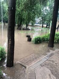 Под водой скрывались целые аллеи. Voronezh Iz Za Livnya V Voronezhe Vremenno Zakryli Centralnyj Park Bezformata