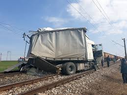 Un conducător auto în vârstă de 40 de ani, care se deplasa pe strada hășdății din municipiul gherla , ajuns la trecerea cu cale ferată, a intrat în. Accident Feroviar
