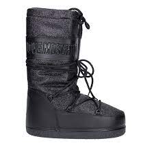 Classic moon boot style with logo text at shaft and heart graphic behind heel. Moschino Moon Boot Aversa Shoes Srl