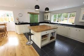 A long island houses a sink, keeping the work triangle compact, and holds additional storage. Idea Abierta Plan De Diseno De La Cocina Tradicional Open Plan Kitchen Living Room Living Room And Kitchen Design Open Plan Kitchen