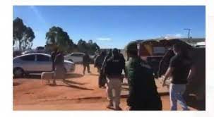 Lázaro passa mal e as irmãs se preocupam com seu estado. Zbyoocjikqg Vm