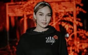 This is sara wijayanto untuk satinah by melanie subono on vimeo, the home for high quality videos and the people who love them. Sara Pajang Foto Demian Temani Edison Dan Tulis Puji Tuhan Netizen Malah Ribut Soal Agama