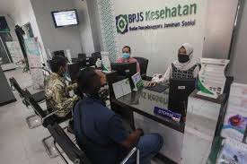 Cek cara ambil uang tanpa kartu di mesin atm bca, bri, bni dan mandiri. Syarat Dan Cara Turun Kelas Bpjs Kesehatan Bagi Yang Tak Mampu Bayar Nasional Katadata Co Id