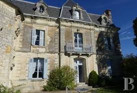 aux confins du poitou de la touraine et de l anjou sur 8 ha de terres en partie boisees une demeure des 15eme et 19eme s avec piscine et dependances maison de
