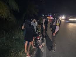 Dimana harus melakukan salah satu kesalahan, maka. Tegur Pelanggar Brigpol Vincent Patuhi Peraturan Lalu Lintas Tribrata News Polres Kupang